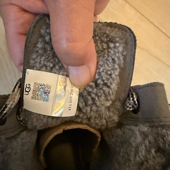 UGG Ashton Addie Tipped boot. W size 8. BRAND NEW WITH BOX - Picture 3 of 5